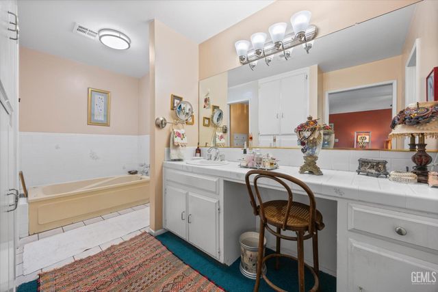 9602 Morningside Court, Bakersfield, CA 93306