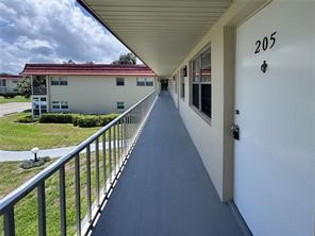12 Vista Palm Lane 205, Vero Beach, FL 32962