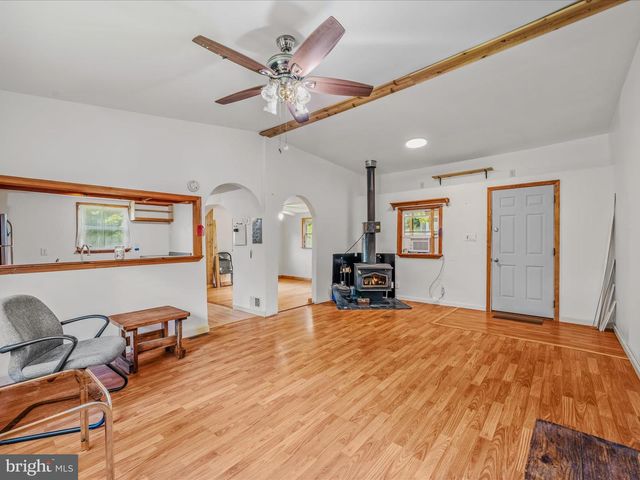 564 SHADE LN, Berkeley Springs, WV 25411