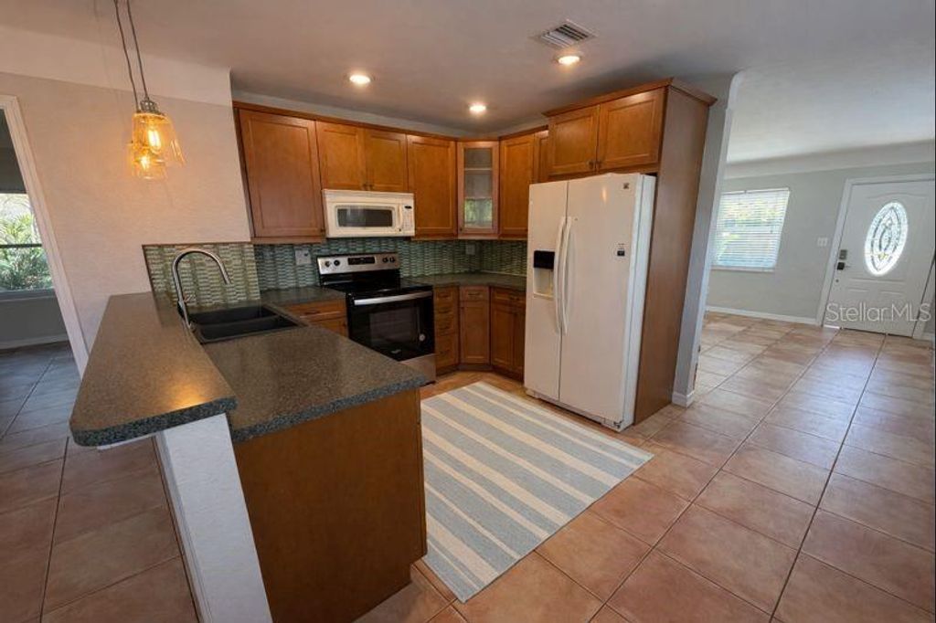 Image 5 of property listing at 5721 10TH AVENUE N, St Petersburg, FL 33710