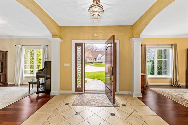 5925 Conservancy DRIVE, New Berlin, WI 53151