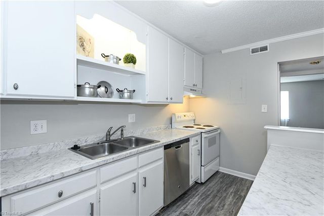 5735 Bramblegate Road J, Greensboro, NC 27409