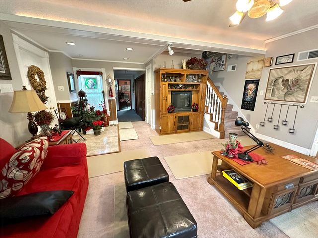 103 S 8th Avenue E, Newton, IA 50208