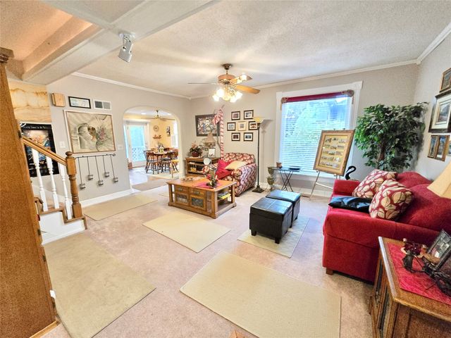 103 S 8th Avenue E, Newton, IA 50208