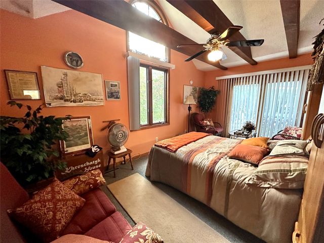 103 S 8th Avenue E, Newton, IA 50208