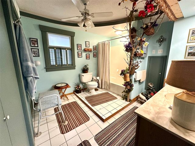 103 S 8th Avenue E, Newton, IA 50208