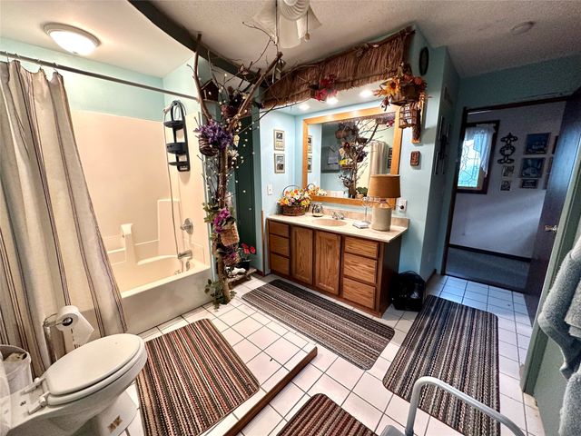 103 S 8th Avenue E, Newton, IA 50208