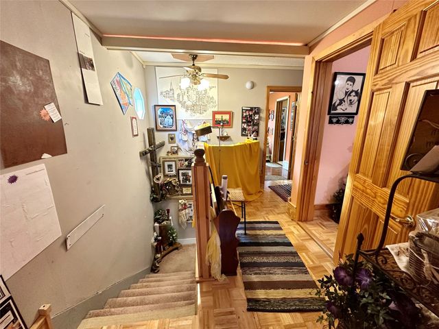 103 S 8th Avenue E, Newton, IA 50208