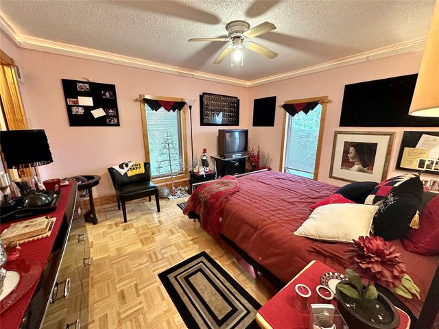 103 S 8th Avenue E, Newton, IA 50208