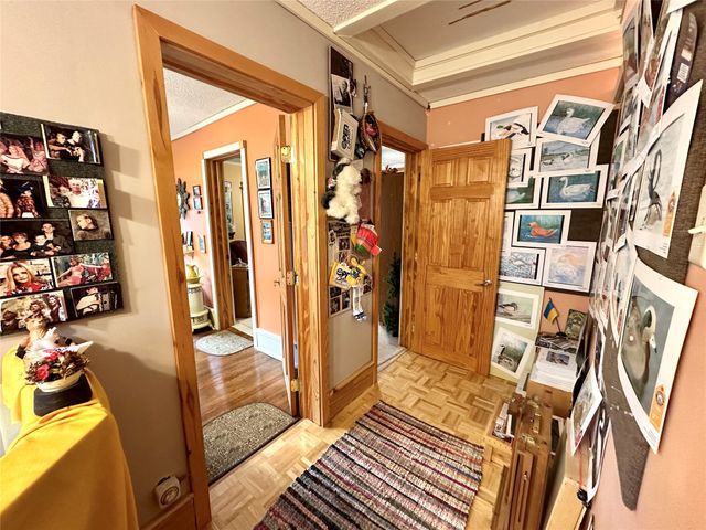 103 S 8th Avenue E, Newton, IA 50208