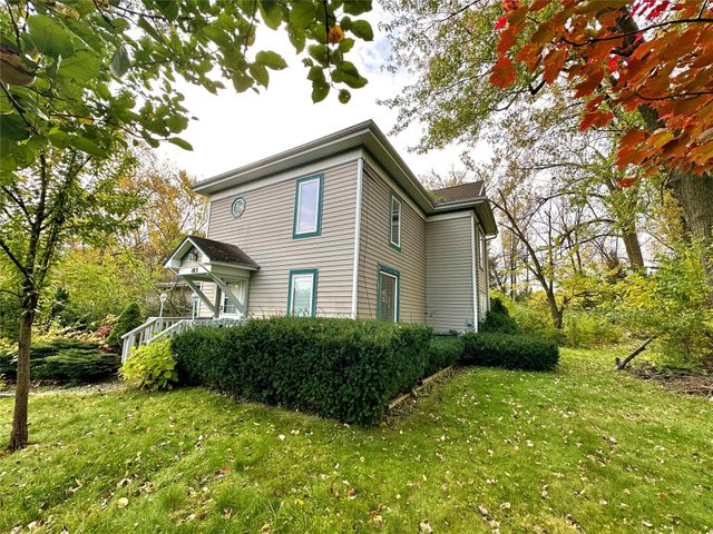 103 S 8th Avenue E, Newton, IA 50208