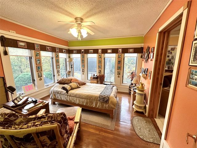 103 S 8th Avenue E, Newton, IA 50208