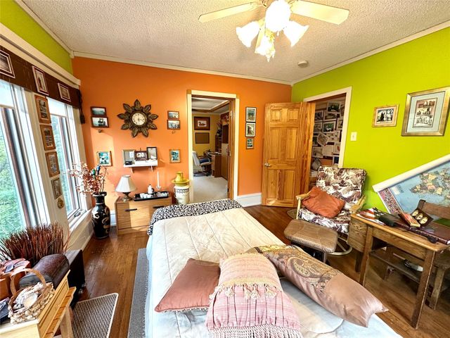 103 S 8th Avenue E, Newton, IA 50208