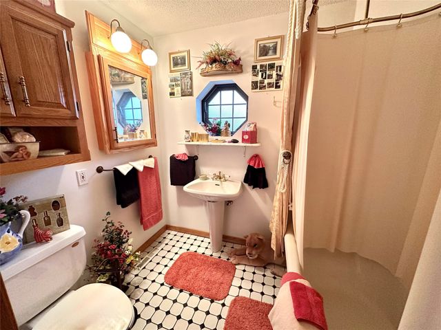 103 S 8th Avenue E, Newton, IA 50208