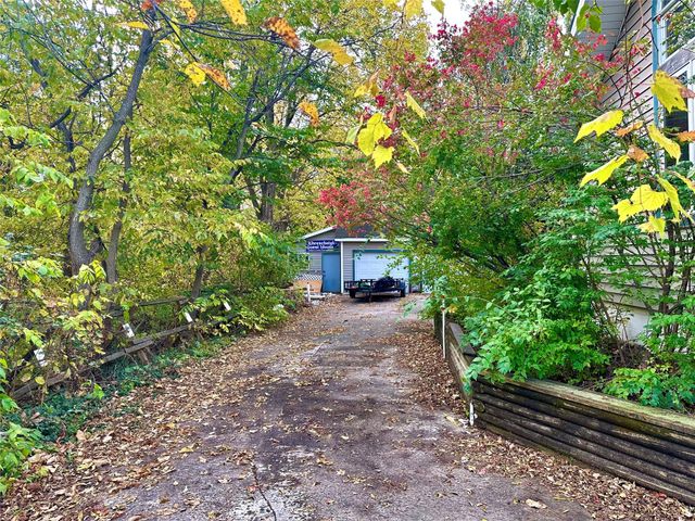 103 S 8th Avenue E, Newton, IA 50208