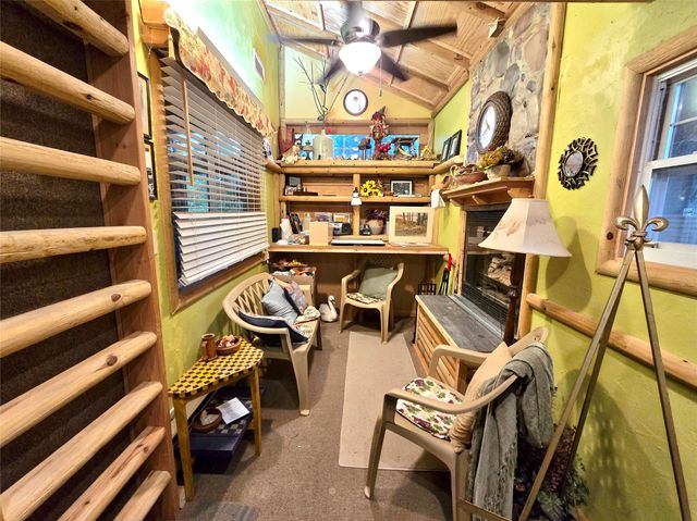 103 S 8th Avenue E, Newton, IA 50208