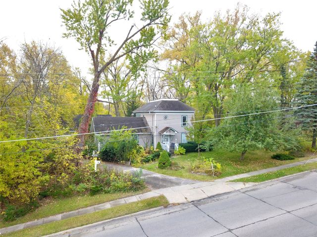 103 S 8th Avenue E, Newton, IA 50208