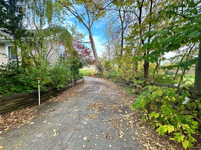 103 S 8th Avenue E, Newton, IA 50208