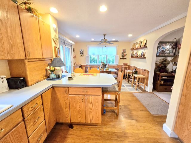 103 S 8th Avenue E, Newton, IA 50208