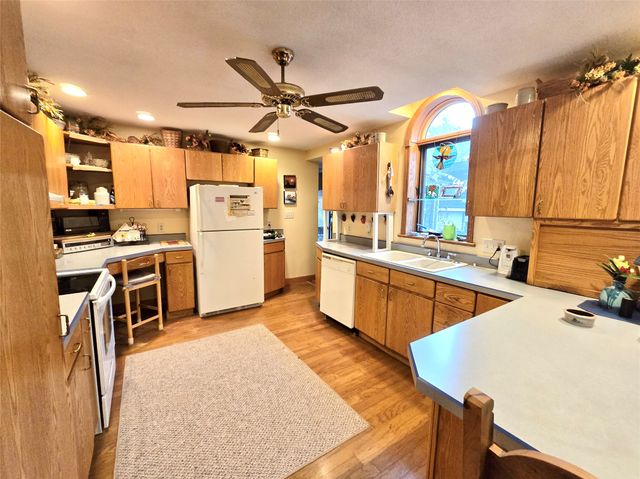 103 S 8th Avenue E, Newton, IA 50208