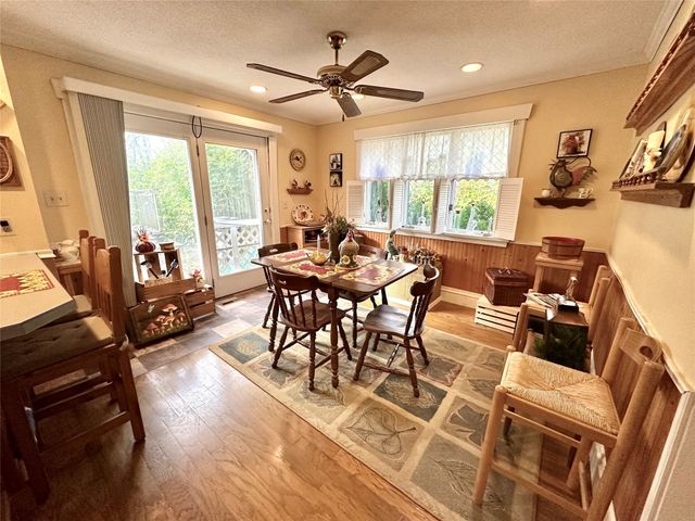 103 S 8th Avenue E, Newton, IA 50208