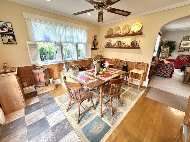 103 S 8th Avenue E, Newton, IA 50208