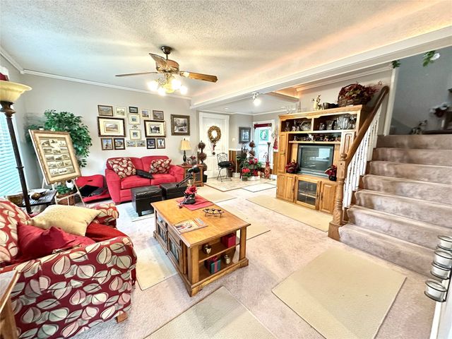 103 S 8th Avenue E, Newton, IA 50208