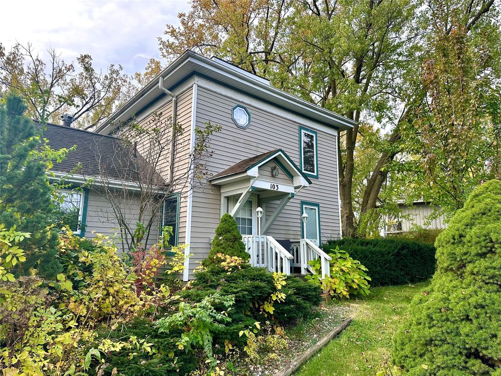 103 S 8th Avenue E, Newton, IA 50208