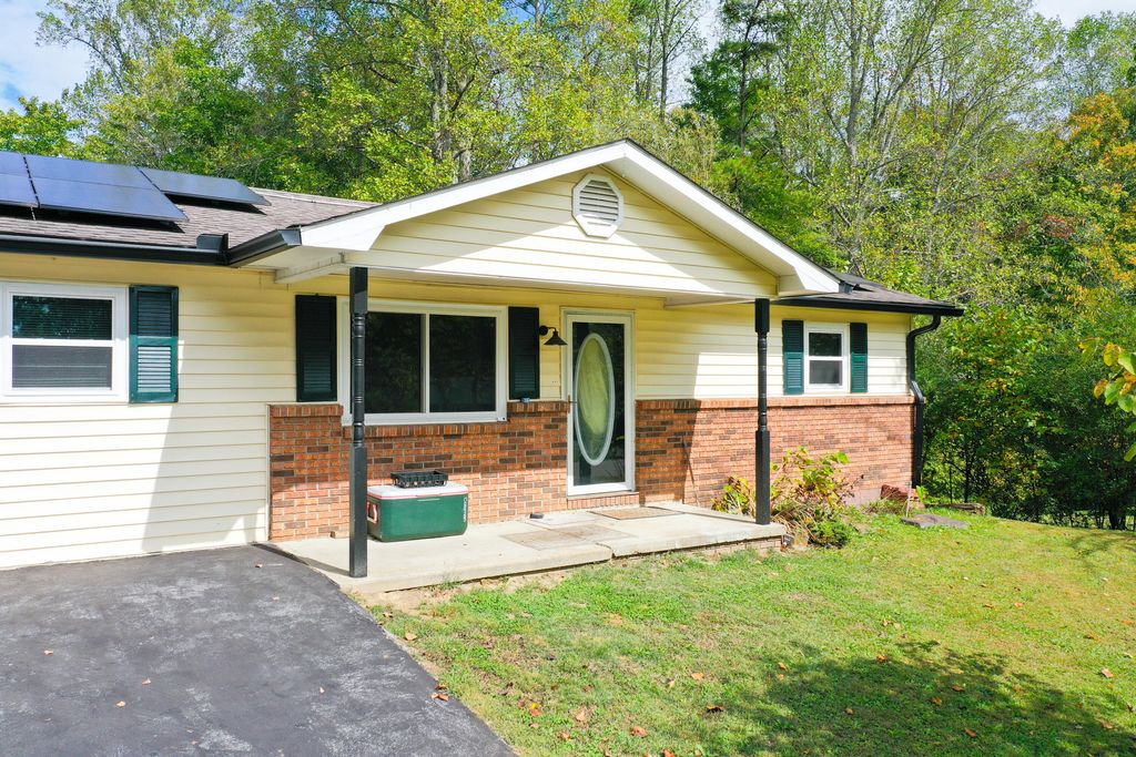 1479 E Williamsburg Street, Whitley City, KY 42653