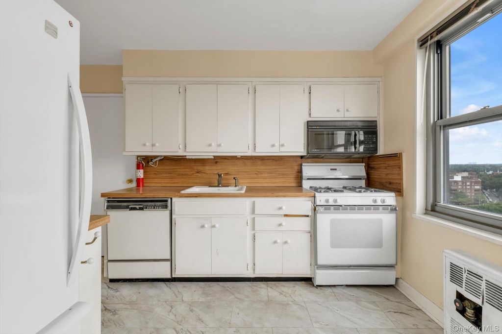 70-25 Yellowstone Boulevard 14H, Forest Hills, NY 11375 — photo 5