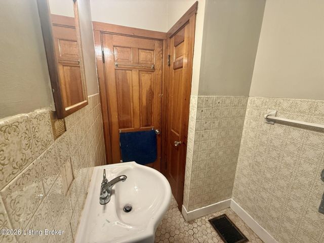 1423 Thornberry Ave, Louisville, KY 40215