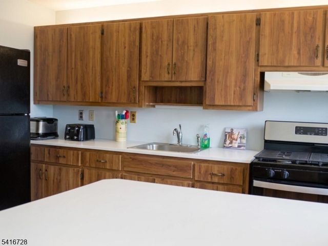 585 Mountainview Dr, North Plainfield Boro, NJ 07063