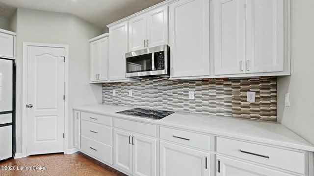 15802 Stonehouse Ct, Louisville, KY 40245