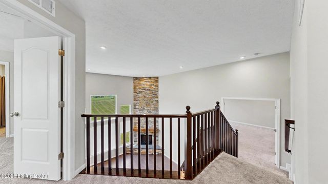 15802 Stonehouse Ct, Louisville, KY 40245