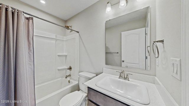 15802 Stonehouse Ct, Louisville, KY 40245