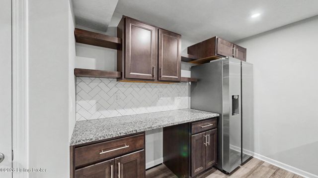 15802 Stonehouse Ct, Louisville, KY 40245