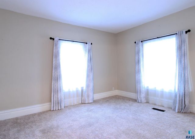 1302 S Dakota Ave Avenue, Sioux Falls, SD 57105