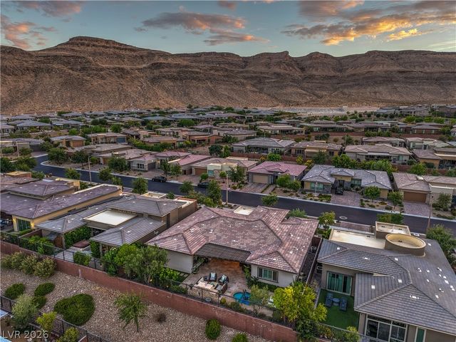 6842 Regency Crest Avenue, Las Vegas, NV 89148