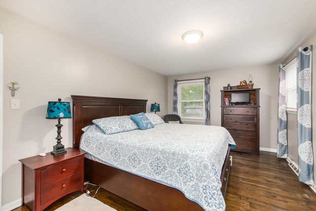 2005 E Cayuga Lane, Mount Prospect, IL 60056