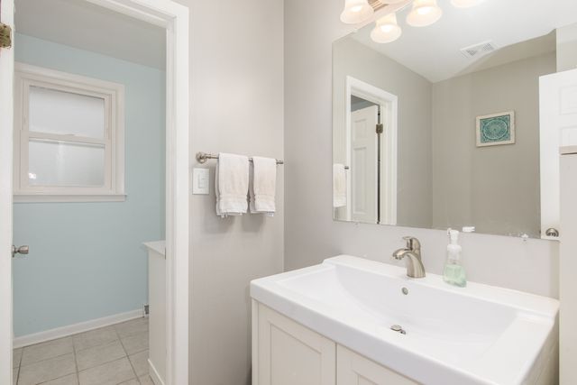 2005 E Cayuga Lane, Mount Prospect, IL 60056