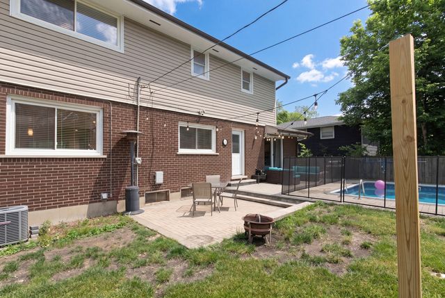 2005 E Cayuga Lane, Mount Prospect, IL 60056
