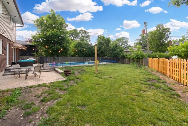 2005 E Cayuga Lane, Mount Prospect, IL 60056