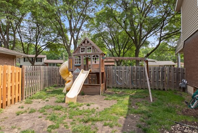 2005 E Cayuga Lane, Mount Prospect, IL 60056