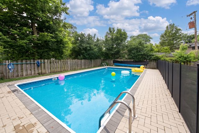 2005 E Cayuga Lane, Mount Prospect, IL 60056