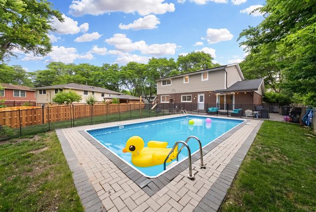2005 E Cayuga Lane, Mount Prospect, IL 60056