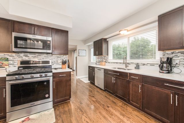 2005 E Cayuga Lane, Mount Prospect, IL 60056