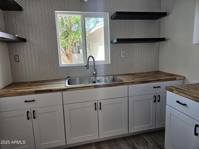 819 E Apollo Road, Phoenix, AZ 85042