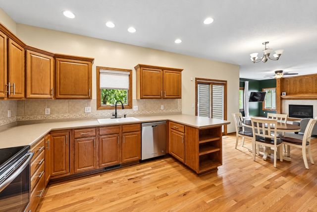 9921 Catalina Drive, Johnston, IA 50131