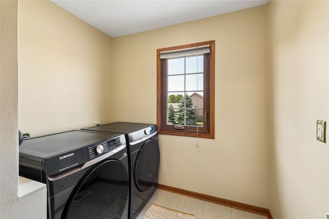 9921 Catalina Drive, Johnston, IA 50131