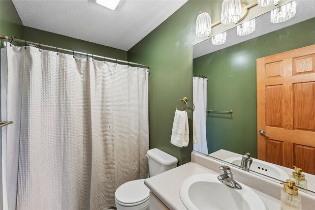 9921 Catalina Drive, Johnston, IA 50131